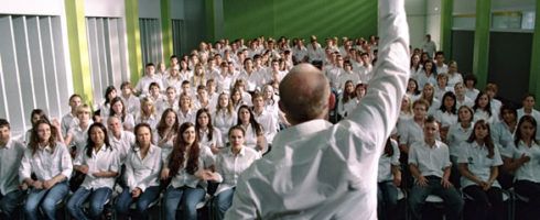El grupo como anulador de la inteligencia y la percepción individual